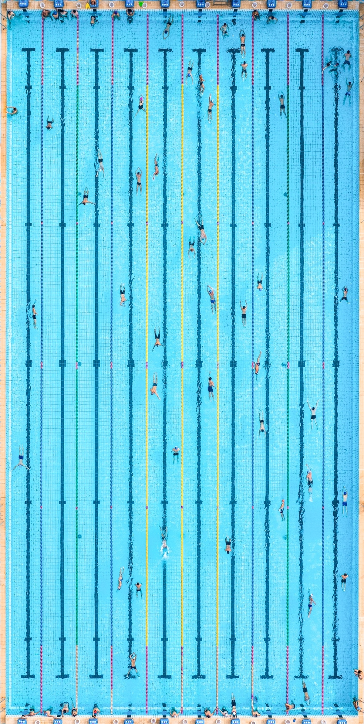 一个有线条的蓝色游泳池