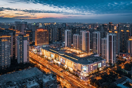 夜晚城市的空中视角 建筑物被照亮