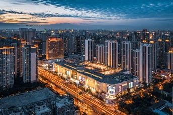 夜晚城市的空中视角 建筑物被照亮