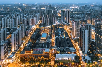 傍晚时分的城市 aerial view 高耸的建筑