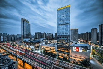 夜晚的城市照片 有很多建筑。