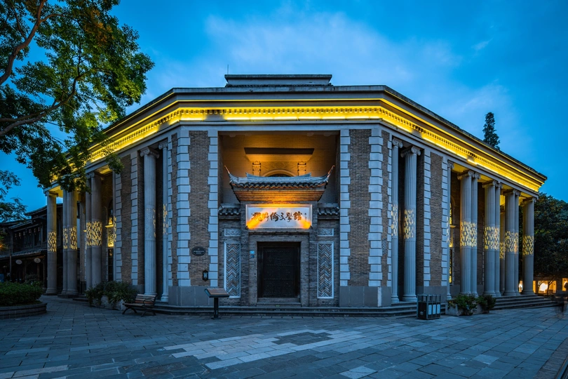 建筑物前面晚上亮了起来