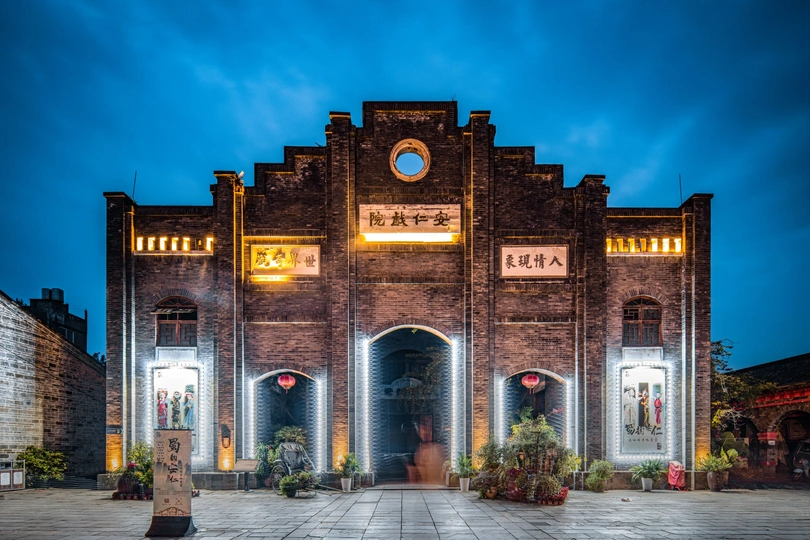 建筑物的正门在夜晚