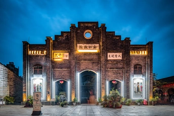 建筑物的正门在夜晚