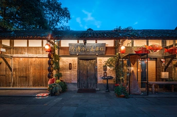 餐厅的庭院在晚上亮了起来