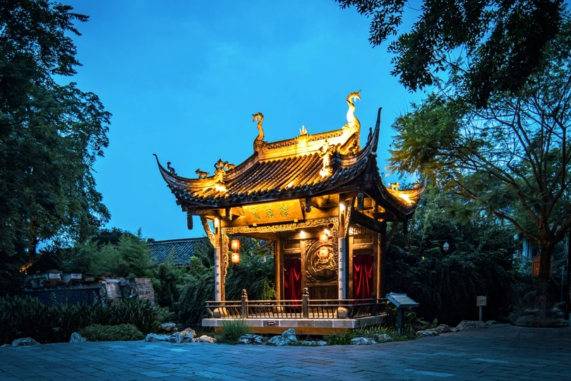 夜晚的寺庙中的塔