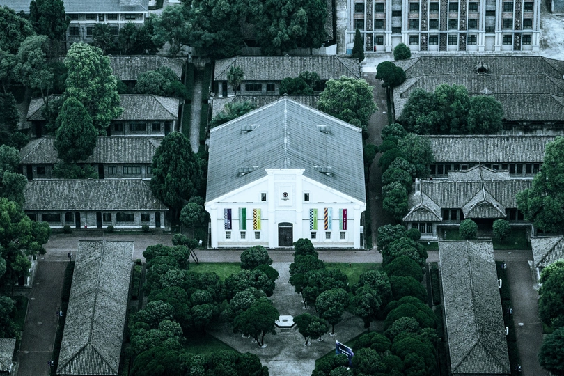 城市 aerial view 大型 白色教堂 被树木环绕