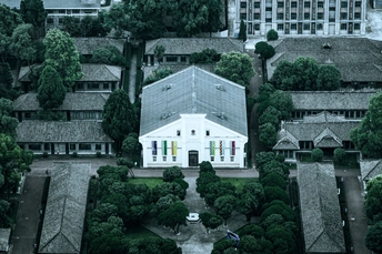 城市 aerial view 大型 白色教堂 被树木环绕