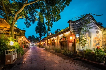 一条古老的城镇街道在黄昏或夜晚