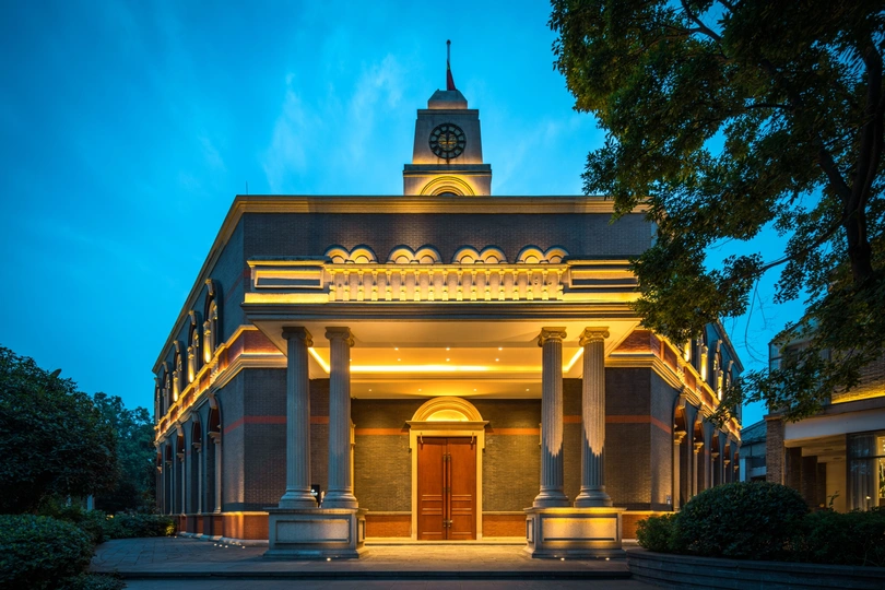 夜晚照亮钟楼的大楼