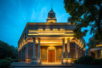 夜晚照亮钟楼的大楼