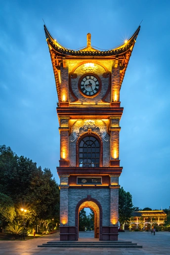 夜晚时 一座大钟楼被点亮 楼上有灯光。