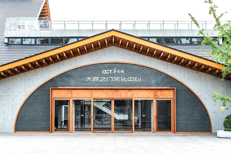 砖墙建筑的建筑物的前门