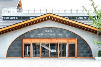 砖墙建筑的建筑物的前门