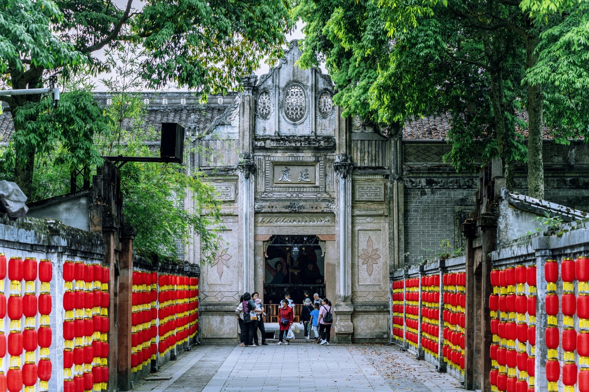 带有中国国旗的寺庙入口