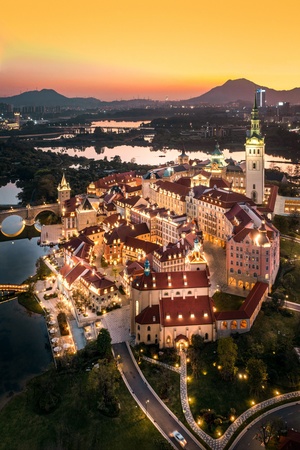 城市和湖泊的夜景鸟瞰图 前景是一座大型酒店