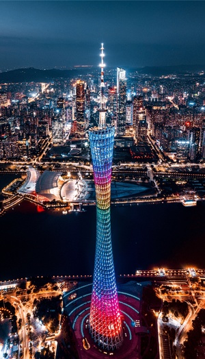 一张夜晚拍摄的城市照片 展示了世界上最高的建筑被点亮了。