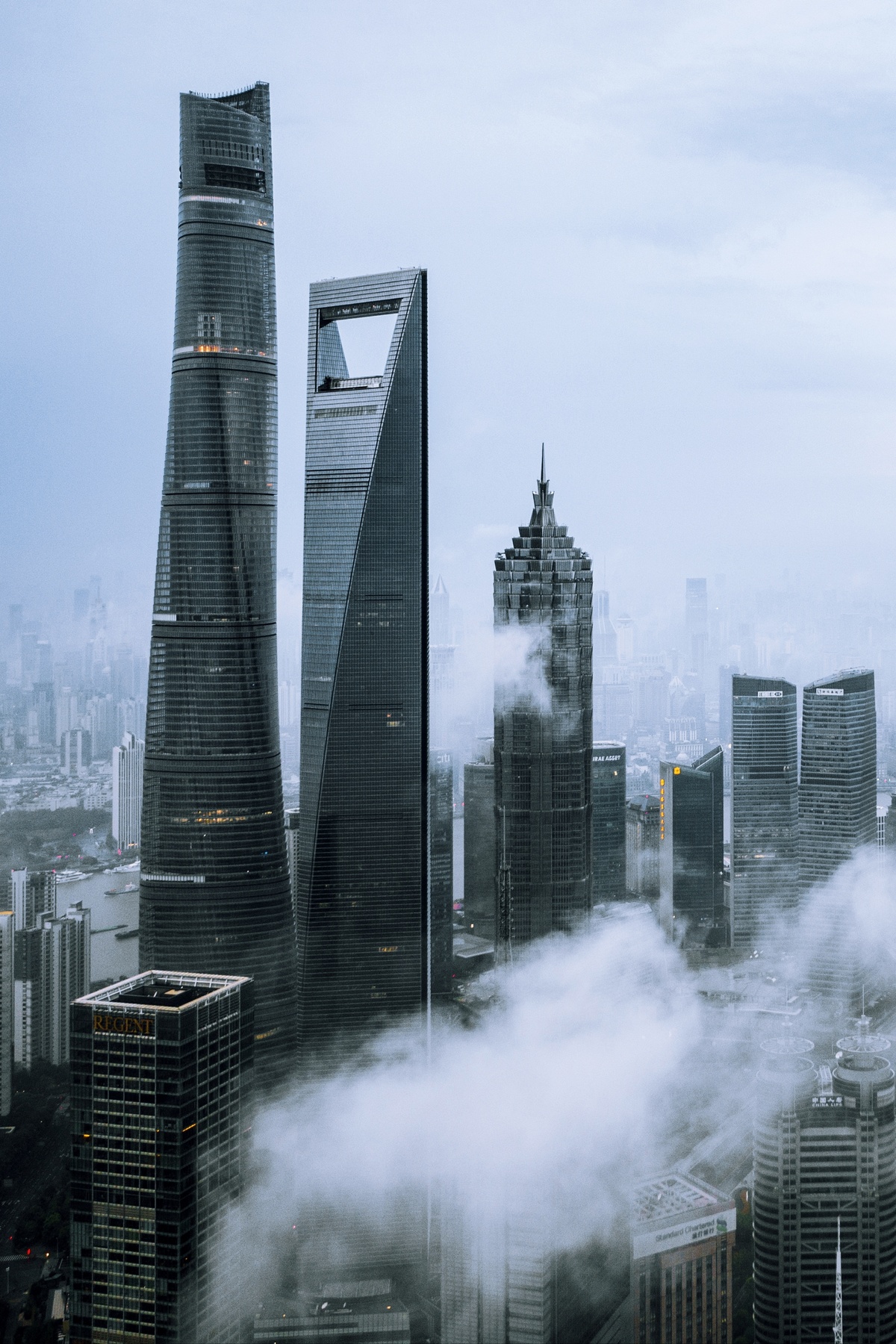从一座充满雾气的摩天大楼的顶部拍摄的照片