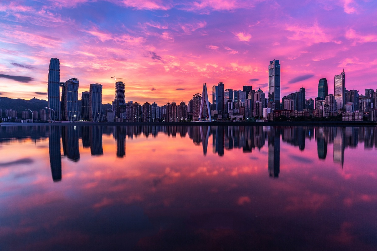 城市美丽的轮廓线 粉红色天空和紫色的落日