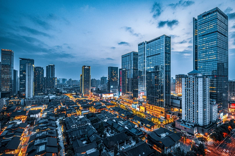 夜晚的城市 有许多高楼大厦。