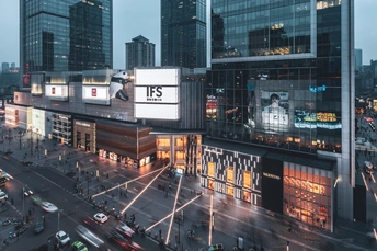 城市夜晚繁忙的交叉口 高耸的建筑物和交通。