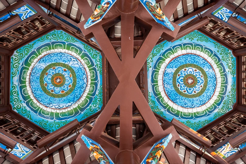 带有彩色玻璃窗的建筑的天花板