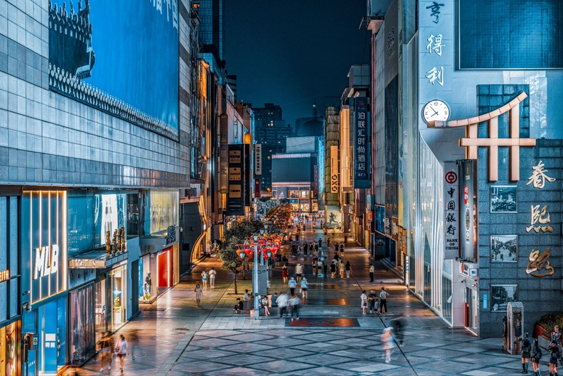 晚上在大城市街道上行走的人们