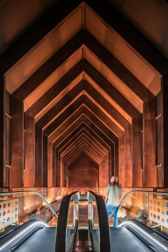 带有电梯的建筑物内部