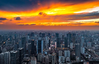 夕阳下城市全景 太阳低垂在天空中