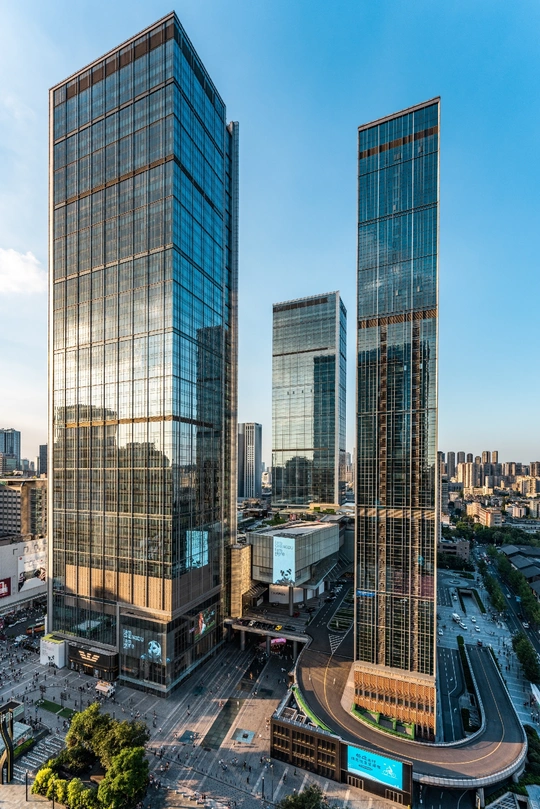 城市中有大型塔和其他高楼。