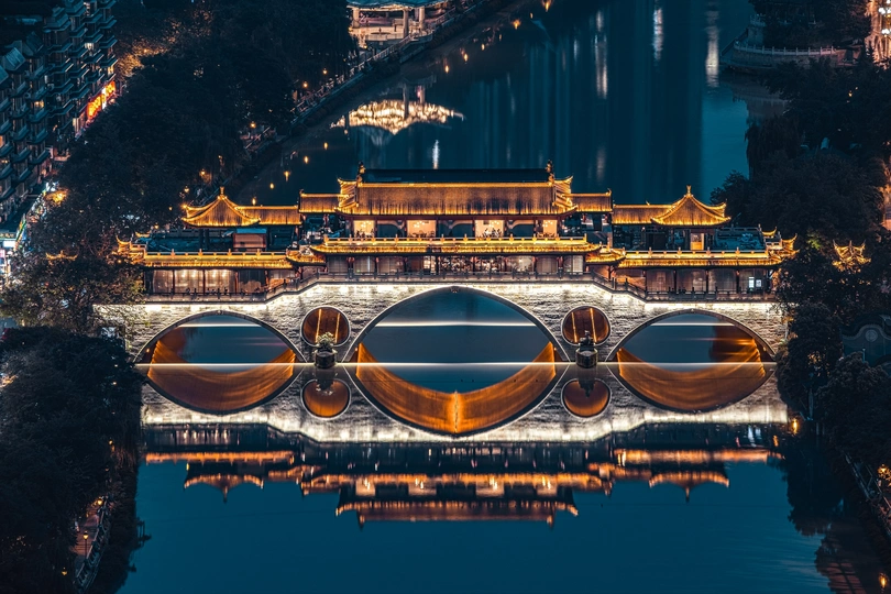 城市夜晚跨河大桥