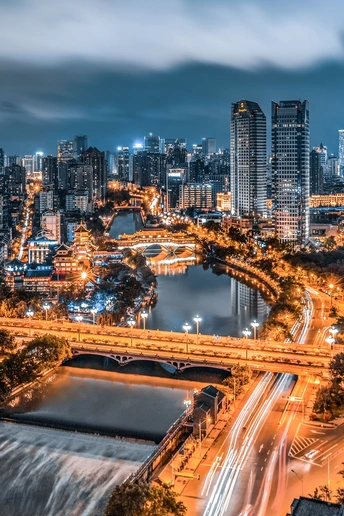 城市夜景中的瀑布前景