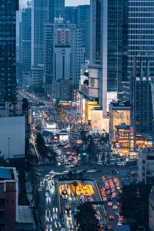夜晚 一条充满许多汽车和高楼的城市街道。