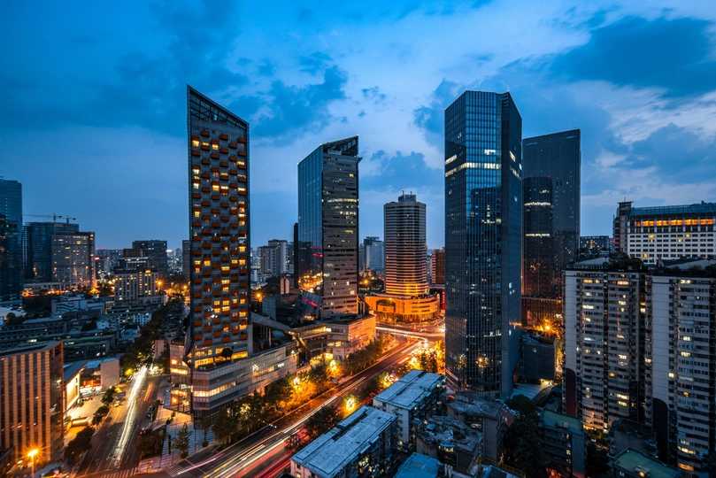 夜晚的城市照片 前景中有建筑物