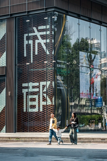 一个男子、一个女子和一个孩子手拉手走下街道