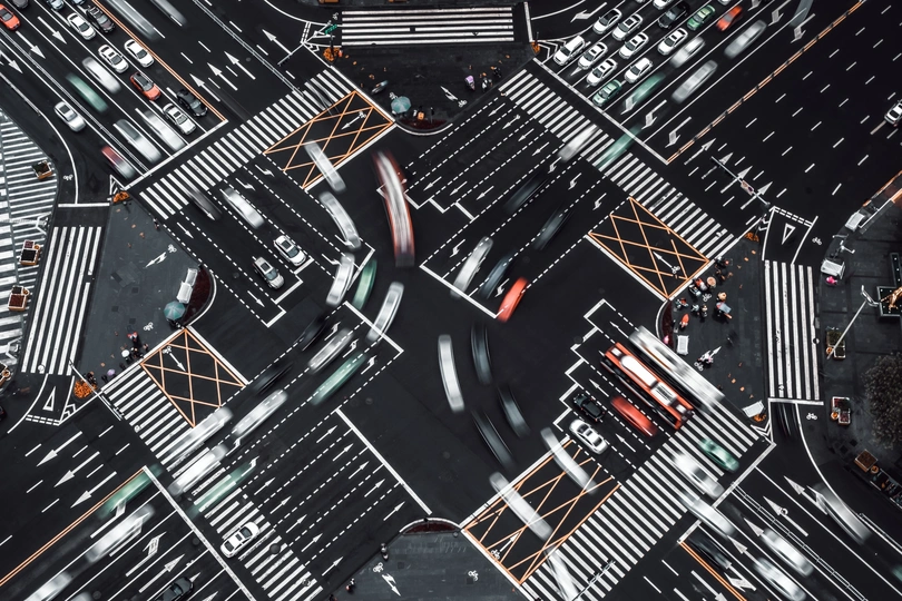 大型城市中的交叉口鸟瞰图 路上有很多车。