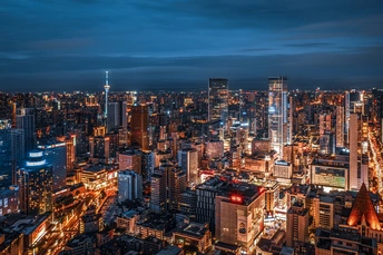 夜晚点亮的城市