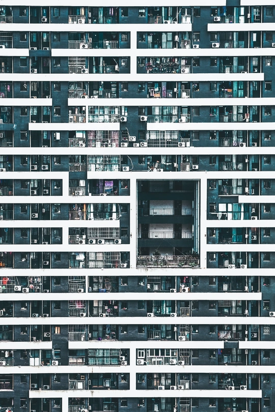 一栋高楼 有许多窗户和阳台