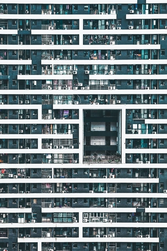 一栋高楼 有许多窗户和阳台