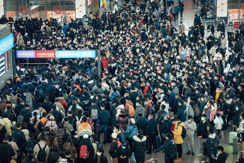 拥挤的机场里有一大群人