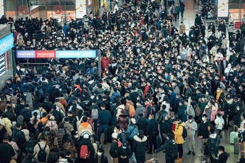 拥挤的机场里有一大群人