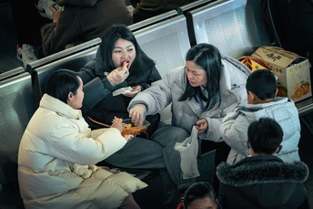 人们在地铁或公共汽车上吃东西