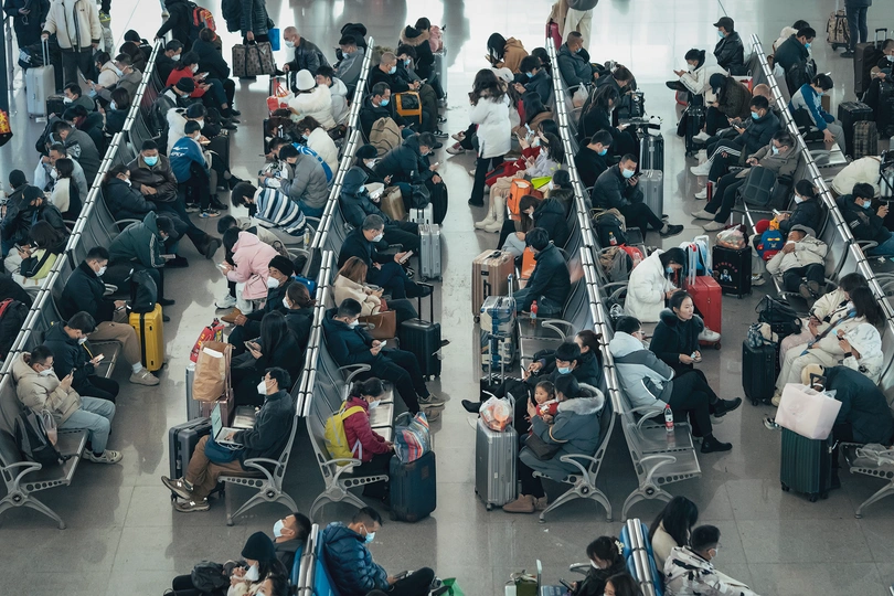 机场人头攒动 行李众多