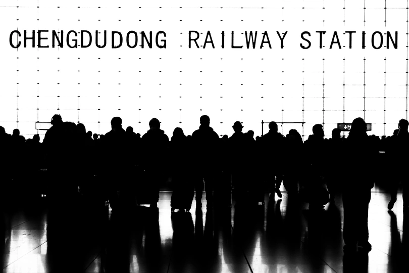 很多人站在一堵墙前