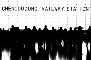 很多人站在一堵墙前