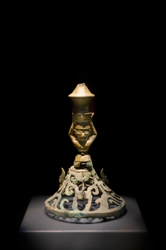 一个带有灯的黑色背景上的雕塑