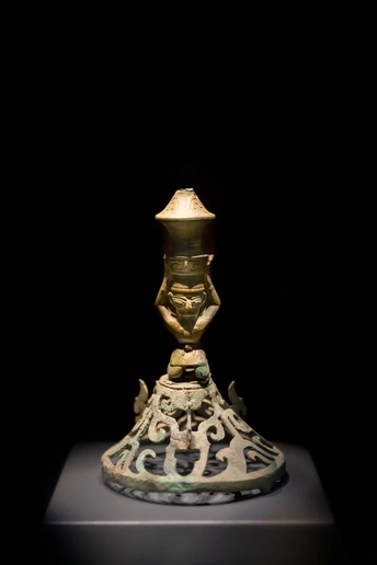 一个带有灯的黑色背景上的雕塑