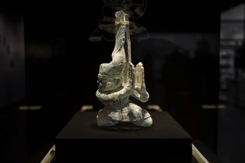 展示在博物馆里的一个雕像