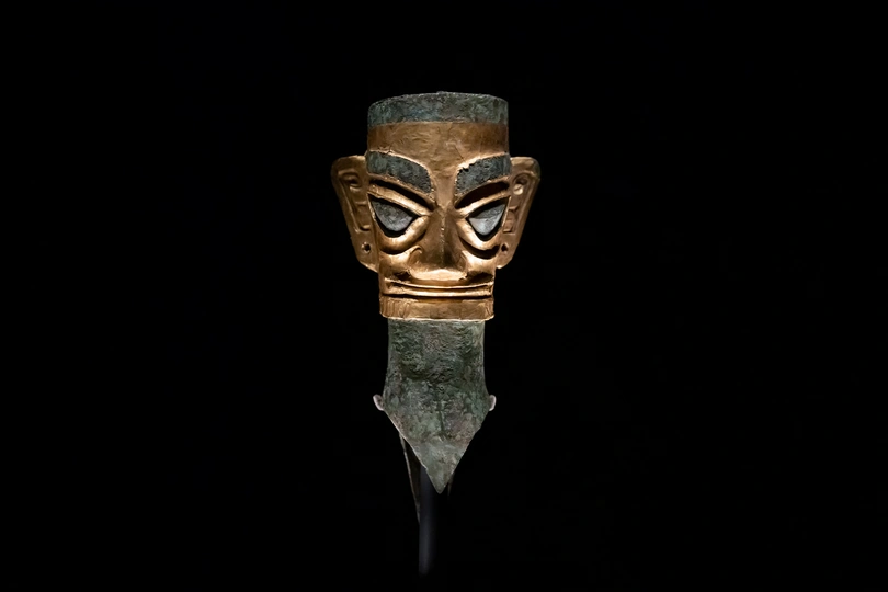 一个带有人类头和眼睛的古老面具 背景为黑色