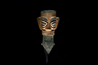 一个带有人类头和眼睛的古老面具 背景为黑色